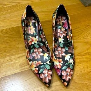 Nine West floral 2.5” heels size 8.5